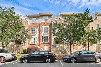 Building Photo - Spacious 2BD/2.5BA Condo in NODA!