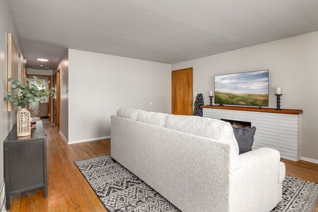 Building Photo - 3011 W Dalke Ave