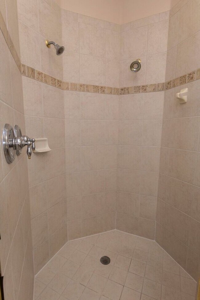 Building Photo - BEAUTIFUL 5 Bedroom/4 Bath Home Located in...
