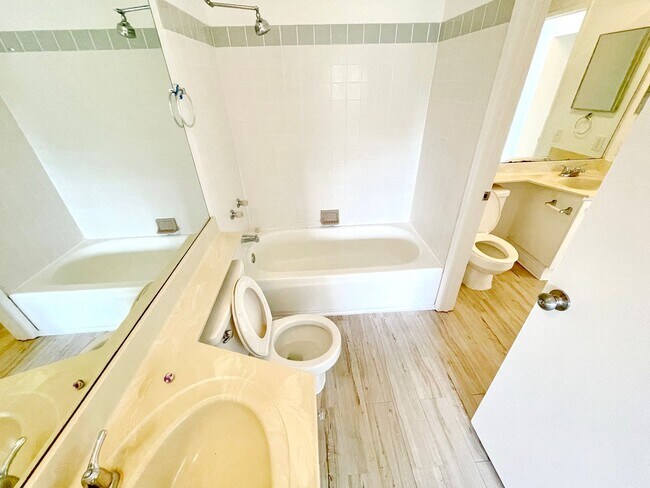 Building Photo - Top-Floor 2BR / 1.5BA Southpointe Condo – ...