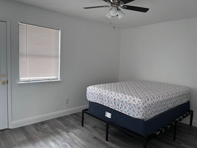 Building Photo - Beautiful 2 bedroom 1 1/2 bath walking dis...