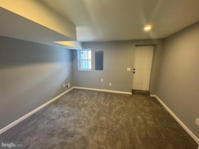 Building Photo - 2731 Mura St