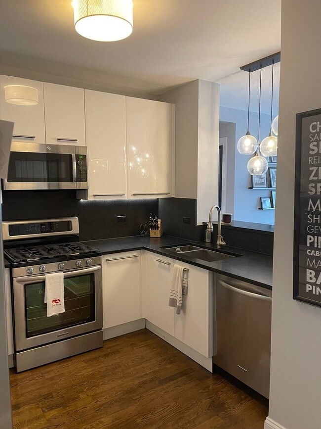 Building Photo - 450 E Waterside Dr