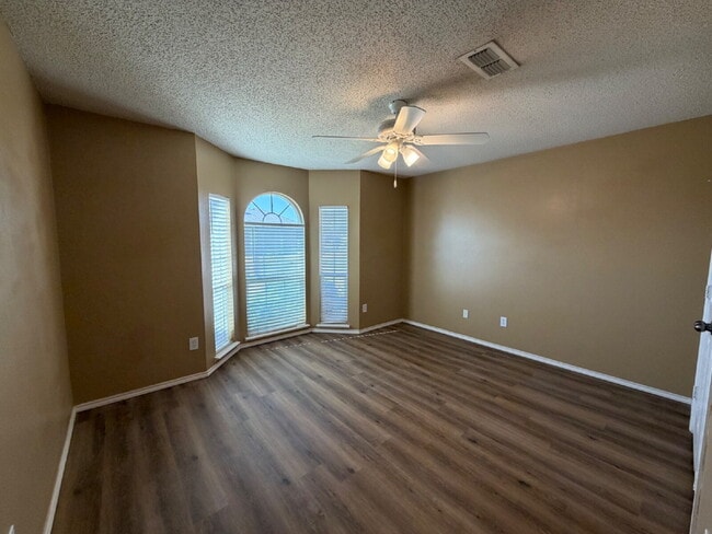 Building Photo - Beautiful House Located A Few Blocks From Elementary & Close Access To S.Loop 289 & Interstate!