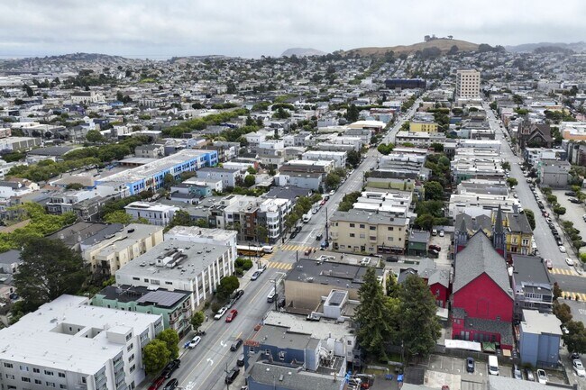 Building Photo - 1076 S Van Ness Ave