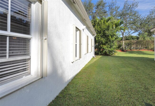 Building Photo - 949 Tanglewood Cir