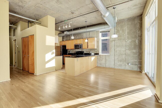 Building Photo - $2,350 - Urban 2 bed 2 bath Condo in Golde...