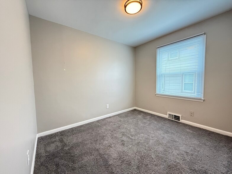 Building Photo - 14310 Hobart Ave