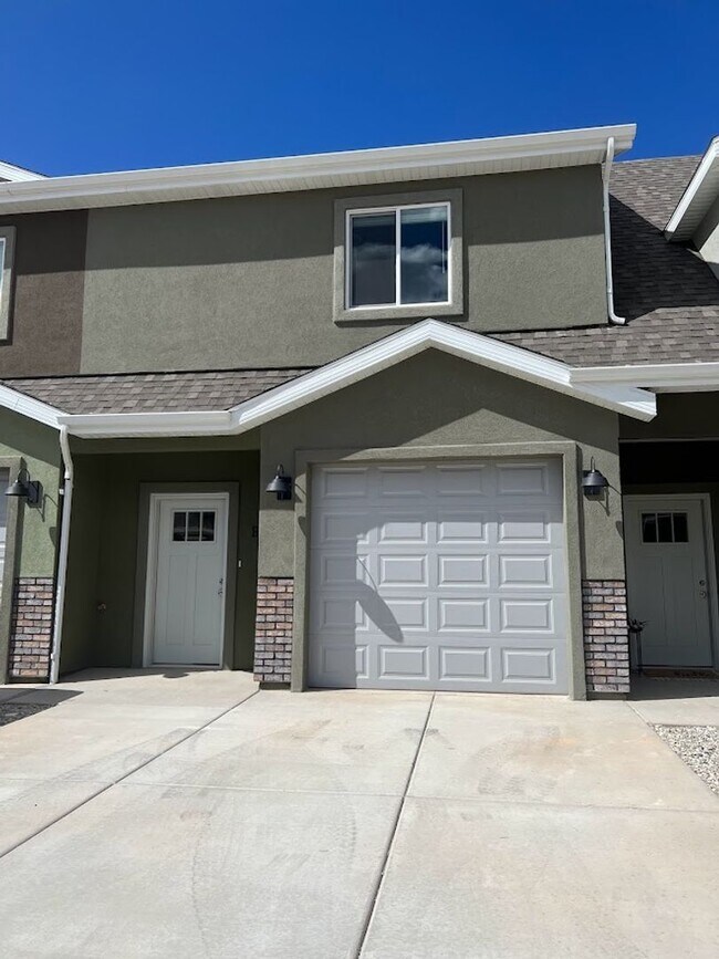 Primary Photo - Cedar Reserves Town Home!