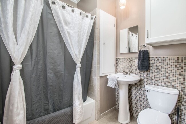 Building Photo - Adorable Millard Home