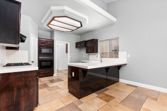 Building Photo - Gorgeous 3 bd. & 2 bath Home with a pool i...