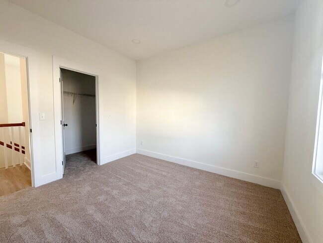 Building Photo - Spacious 4-Bedroom Townhome at Highbury + Summer Special