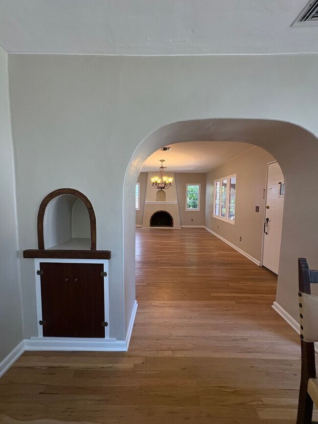 Building Photo - Charming Spanish Colonial house with huge ...