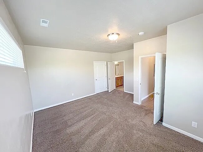 Building Photo - 426 W 200 N St