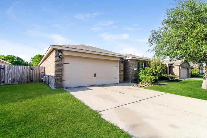Building Photo - 2107 Golden Topaz Dr