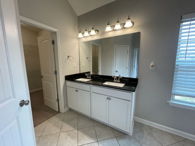 Building Photo - College Crossing beautiful home!