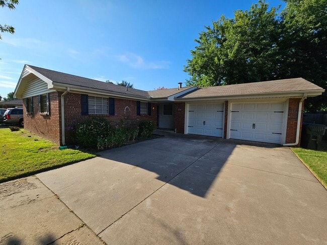 Building Photo - (3) Bed/(1.5) Bath Near Core Norman and OU...