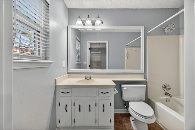 Building Photo - 112 Pipestone Dr