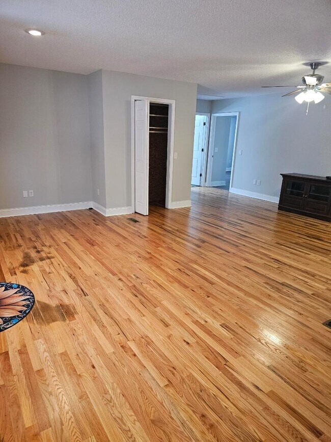 Building Photo - 134 Rolling Dr