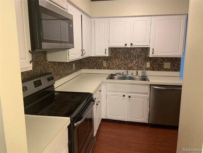 Building Photo - 6320 Laurentian Ct