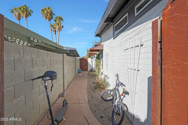 Building Photo - 1125 E Northview Ave