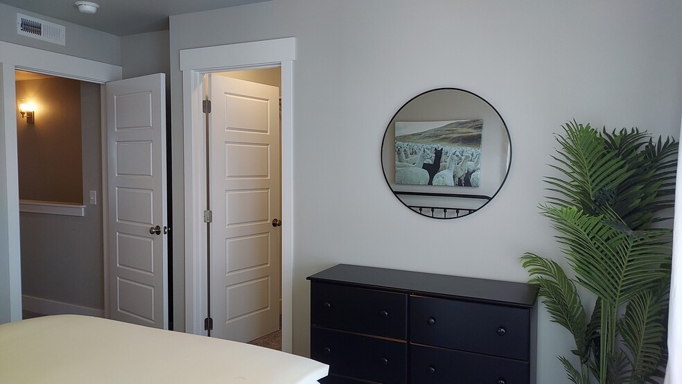 Building Photo - 6145 Farmstead Ave