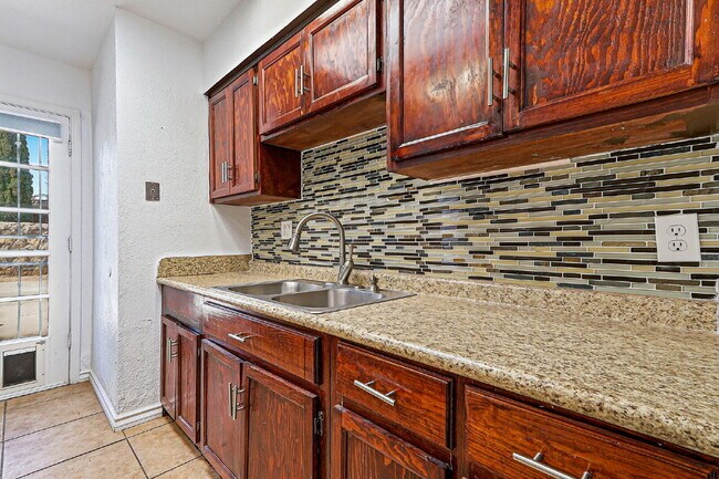 Building Photo - 3 bed 2 bath house with a studio
