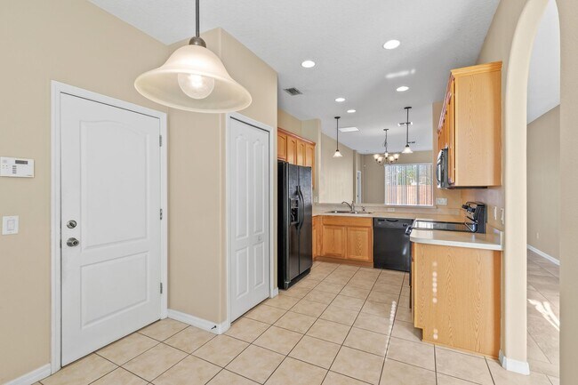 Building Photo - Grand Island Ridge! 3/2 with Split Floorplan and Fenced Backyard