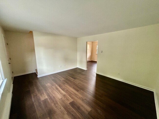 Building Photo - FIRST MONTH HALF OFF - 2 Bedroom in Versailles!