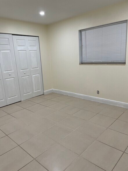 Building Photo - 420 NE 44th St