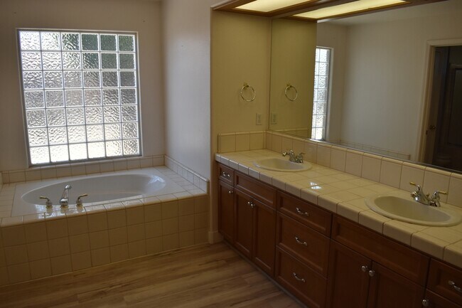 Building Photo - 6310 Diamond Ct