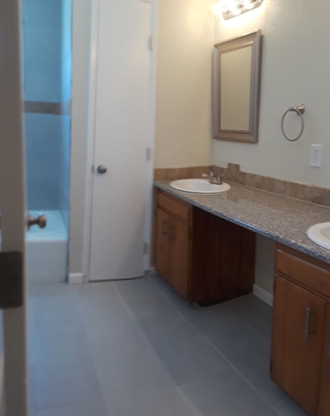 Building Photo - Central and updated 3 bedroom 1.5 bath tow...