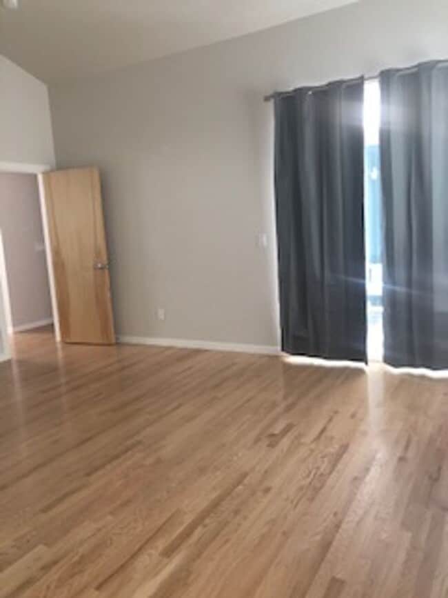 Building Photo - Lovely and Light Open Concept Louisville H...