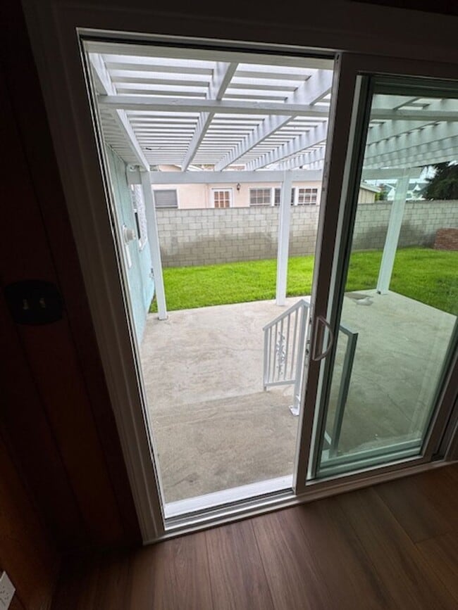 Building Photo - Beautiful 3 bedroom 2 bath HOME . . .  Clo...