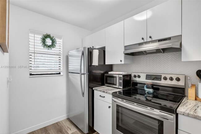 Building Photo - 9425 S Ocean Dr