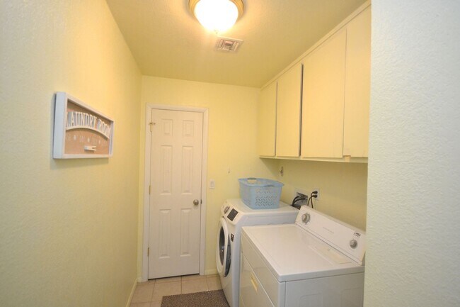 Building Photo - 3 bedroom, Fully Furnished Home