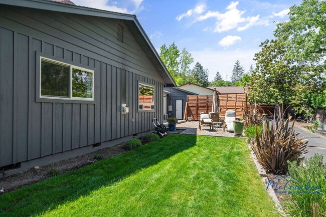 Building Photo - 1075 Bellview Ave