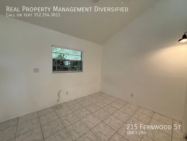 Building Photo - 215 Fernwood St