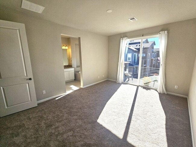 Building Photo - One-Month Free!!  Modern Townhouse with Breathtaking Views – Prime Location!