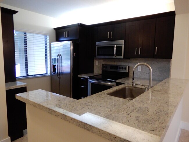 Building Photo - 6585 Somerset Dr