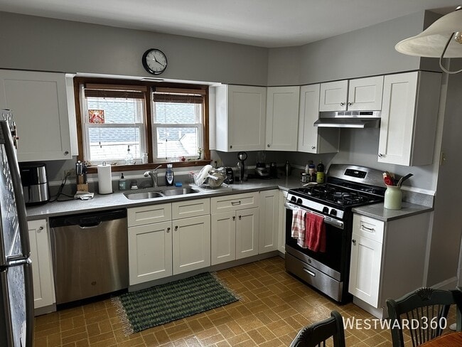 Building Photo - 2102 W Belle Plaine Ave