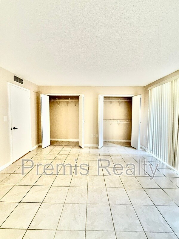 Building Photo - 2699 Seville Blvd