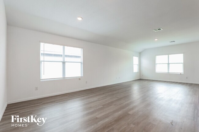 Building Photo - 10719 Vinateros Dr