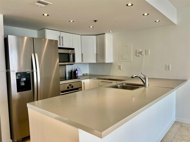 Building Photo - 7601 E Treasure Dr