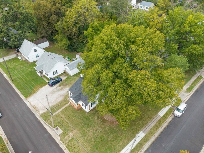 Building Photo - Adorable Cape Cod Charmer Available For Rent!
