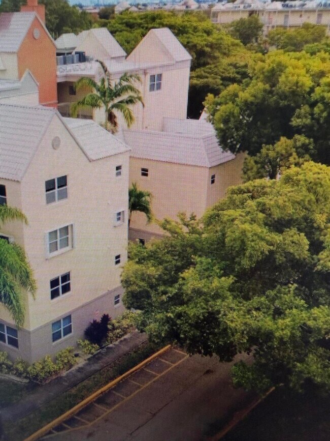 Building Photo - 8343 Lake Dr