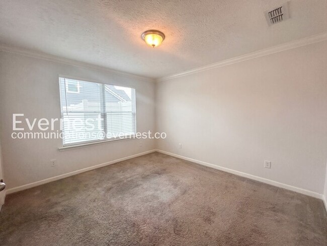 Building Photo - 3 Bed/3 Bath Townhome with Garage / Available Now!