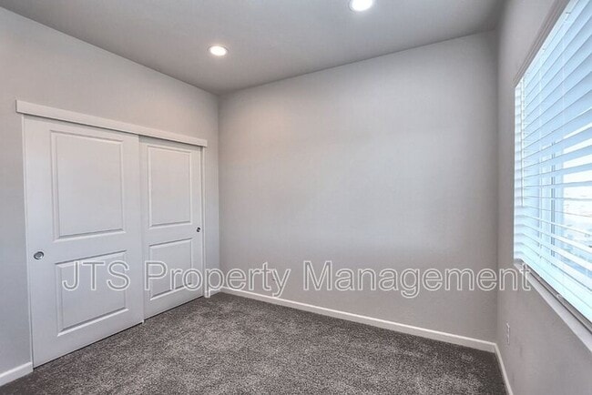 Building Photo - 5 Oak Manor Way