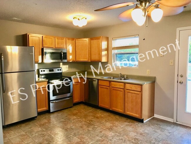 Building Photo - Beautiful 3 Bedroom 2 Bathroom Ranch Style Home in Lawrence!