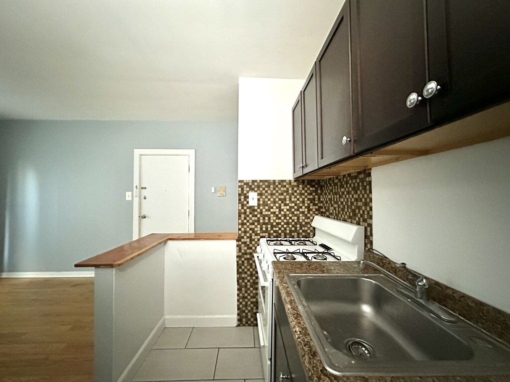 Building Photo - 5662 N Ridge Ave